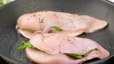 Cook tavuk fileto üzerinde döner