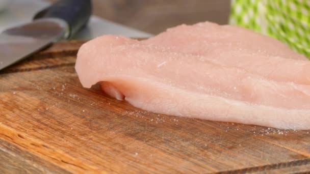 Ręce sprawia, że szpinak wypełnienie wewnątrz filet z kurczaka. — Wideo stockowe