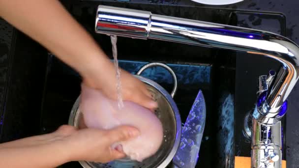 Hände waschen die Hühnerbrust — Stockvideo