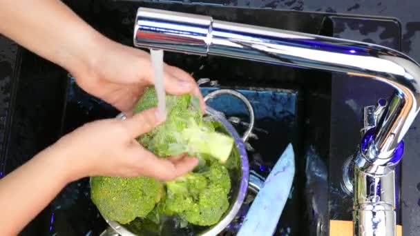 Brokkoli in der Spüle unter Wasser waschen — Stockvideo