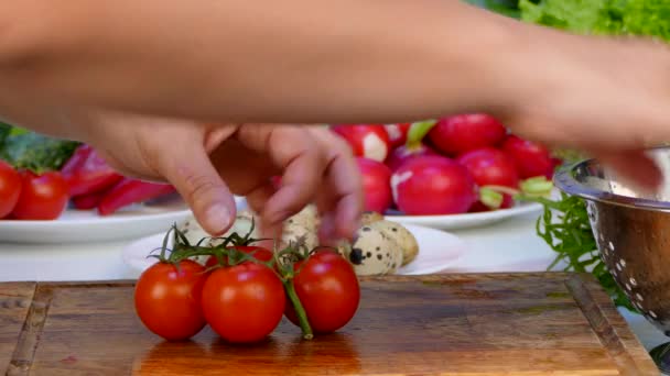 Wassen van de cherry tomaten onder de kraan — Stockvideo