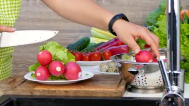 at kuyruğu turp üzerinden ellerini kesti