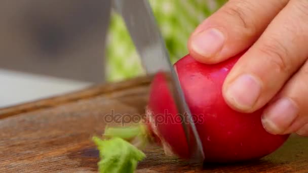 Le cuisinier coupe le radis en tranches — Video