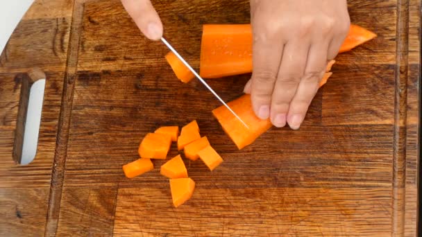 Couper les carottes en cubes — Video