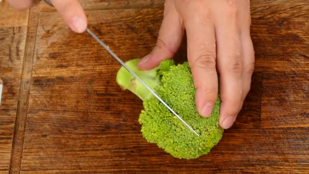 Händer att skär broccoli i skivor — Stockvideo
