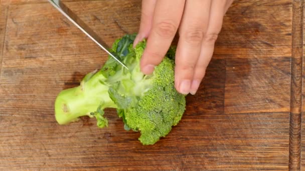 Gesneden broccoli uit de kofferbak — Stockvideo