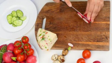 turp yuvarlak dilimler kesip