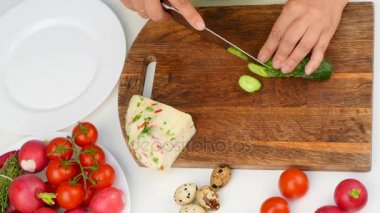 eller salatalık dilimleri kesmek