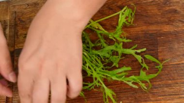 El rucola salataya gözyaşları.