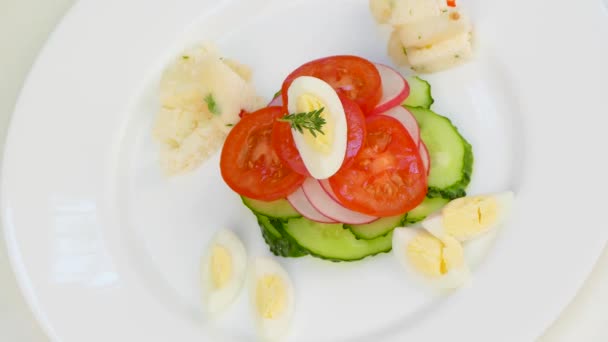 Украсить салат из овощей перепелиными яйцами — стоковое видео