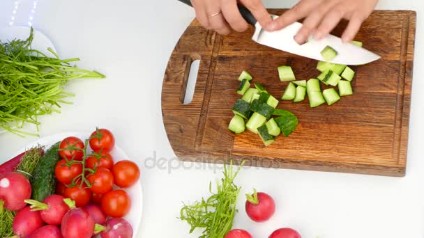 Couper les légumes sur le tableau — Video