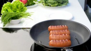 bir tavada sosis kabuk aşçı kızartmak