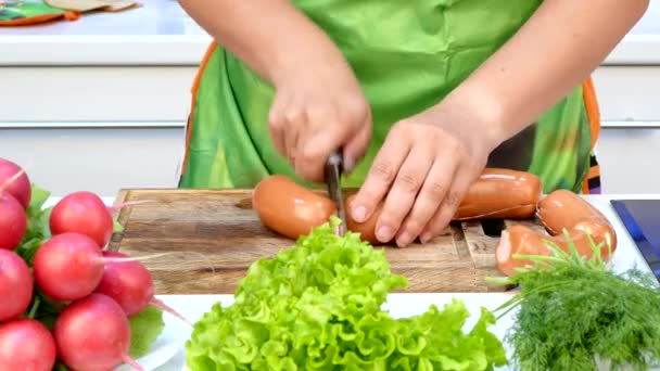 El cocinero comparte las salchichas en la cáscara natural — Vídeos de Stock