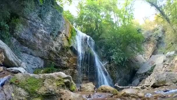 Bekijk een berg waterval — Stockvideo