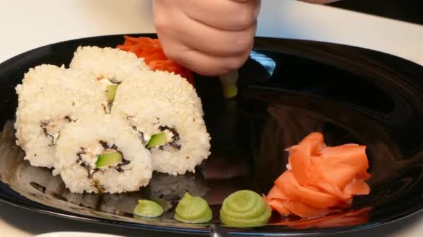 Décorer la plaque avec des rouleaux de sushi. Déplacement rapide . — Video