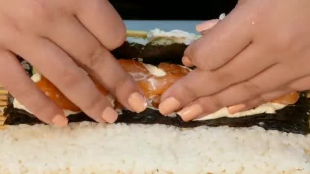 Hacer sushi con carne de salmón. Movimiento rápido . — Vídeo de stock