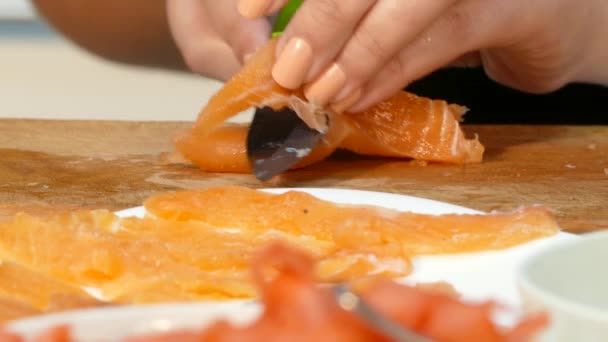 Приготовить ломтик лосося в две половинки . — стоковое видео