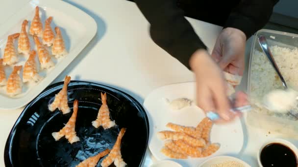 把米饭系在虾上 — 图库视频影像