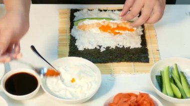 aşçılar kırmızı somon ve karides havyar doldurma suşi roll içinde yatıyordu