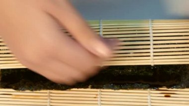 Suşi roll katlama aşçı tamamlandıktan.