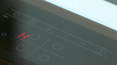 Elektrikli bir plaka paneli.