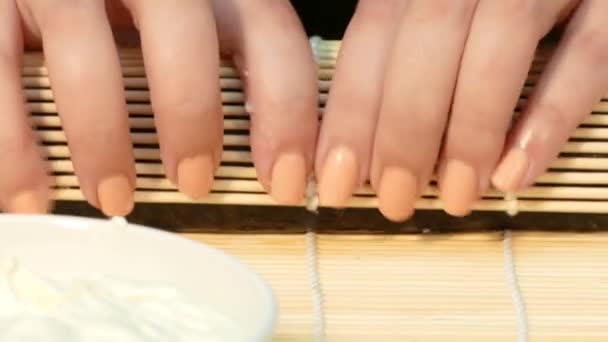 Los cocineros enrollan el rollo de sushi con una estera de bambú — Vídeos de Stock