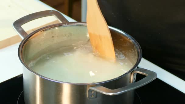 Cozinhar arroz mistura no fogão . — Vídeo de Stock