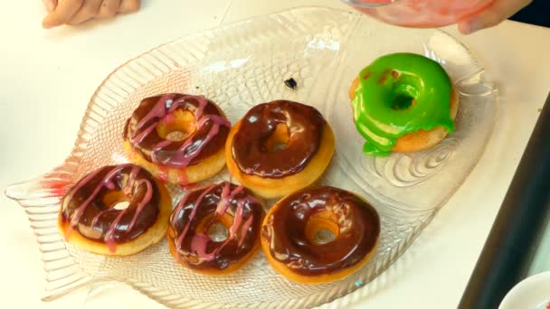 Ο μάγειρας διακοσμεί donuts σοκολάτα — Αρχείο Βίντεο