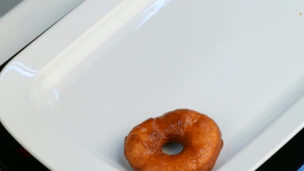 Cook att lägga på en tallrik donuts — Stockvideo