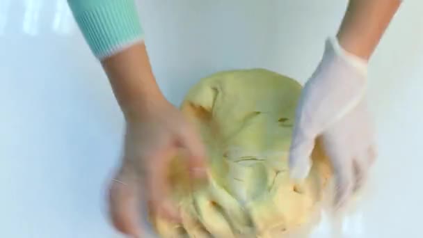 Le cuisinier verse la pâte dans le bol . — Video