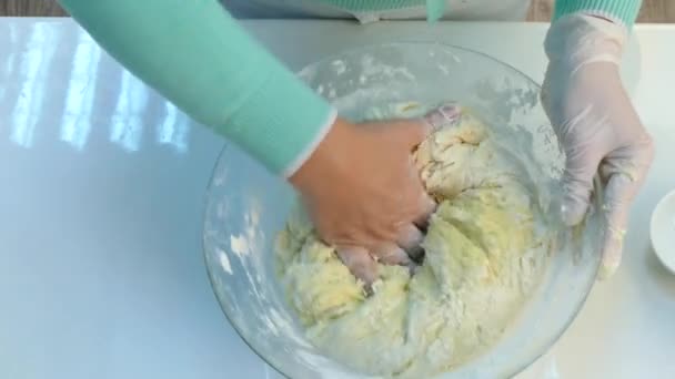 Повар готовит сырое тесто. . — стоковое видео