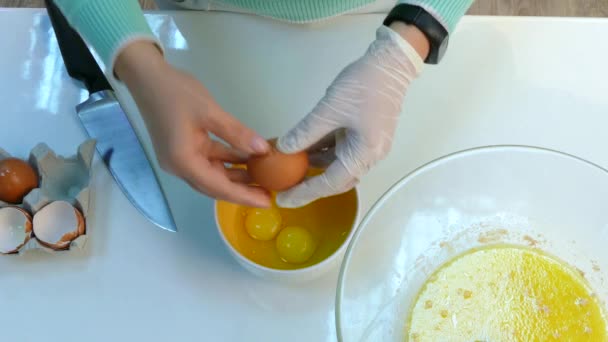 Hände brechen Eier in eine Schüssel — Stockvideo