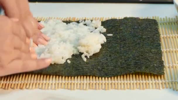 Μαγείρεμα σούσι κυλίνδρους. Γρήγορη μετακίνηση. — Αρχείο Βίντεο