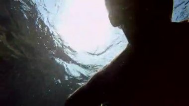 adam mağaranın içine dalışlar