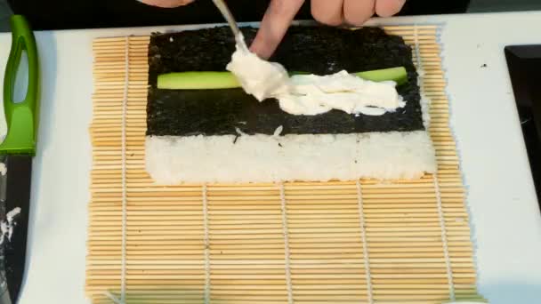 Kuchař dělá roláda s rýží mimo. Rychle se pohybující. — Stock video