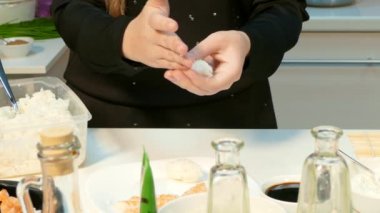 Aşçı pirinç elleri ile bir top yapar.