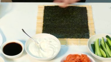 Aşçı haşlanmış pirinç nori üzerinde yatıyor