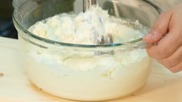 Кухар збиває молоко з блендером . — стокове відео