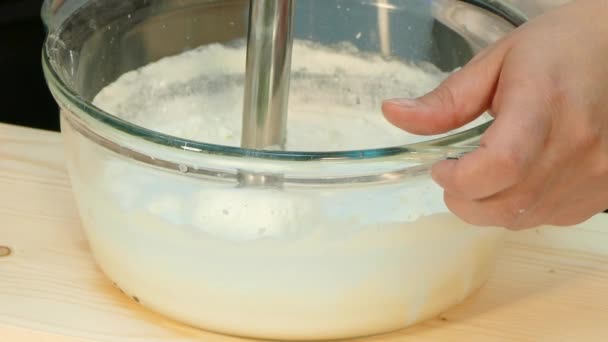 O cozinheiro chicoteia a massa de queijo com um liquidificador . — Vídeo de Stock