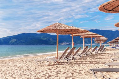 Güzel bir plaj ve okyanus ve gökyüzü gri saman şemsiye