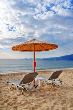 Güzel plaj ve okyanus arka plan gri saman şemsiyesi