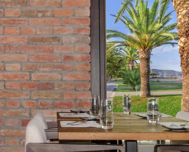 Manzaralı modern restoran iç mimarisi