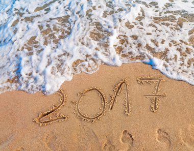 Yeni yıl 2017 kumsalda yazılı önümüzdeki kavramdır 