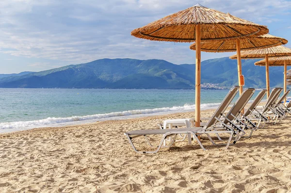 Grå halm paraply på vackra strand och hav och himmel — Stockfoto