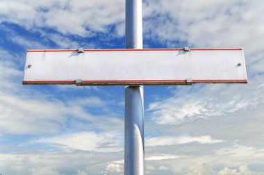 Boş trafik yol işaretleri bulutlu mavi gökyüzü karşı