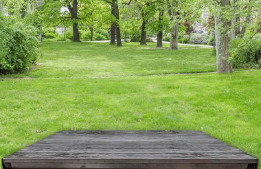 Ahşap masa ve yeşil park bankamatik