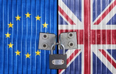 Kapı asma kilit ile AB ve İngiltere bayrağı