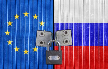 Kapı asma kilit ile AB ve Rusya bayrağı