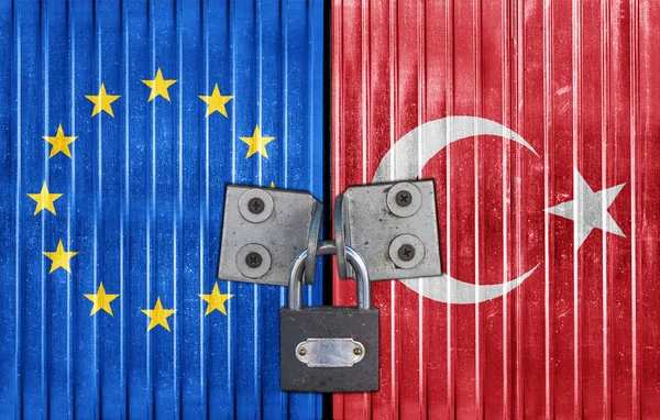 南京錠が付いているドアに Eu とトルコのフラグ — ストック写真