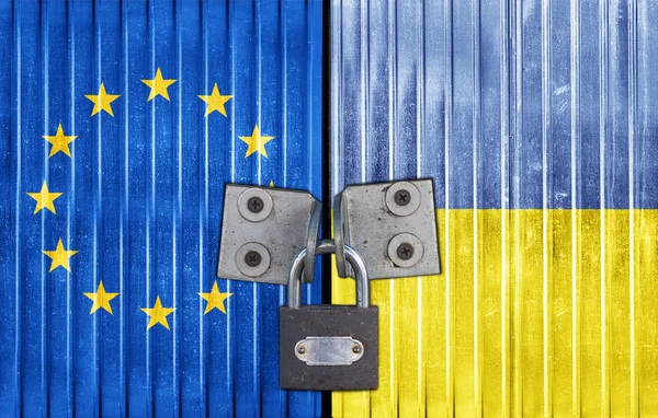 ЄС і Україна прапор на двері з замок — стокове фото